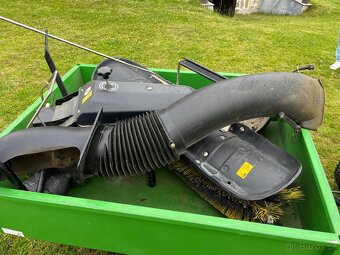 Zahradní traktor John Deere + příslušenství - 8