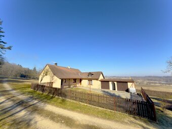 Prodej samostatně stojícího rodinného domu s rozlehlým pozem - 8