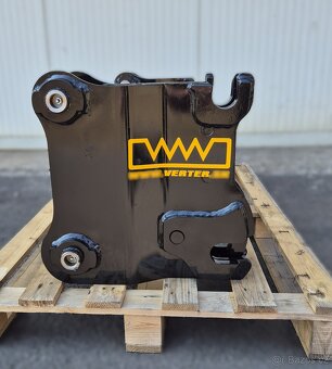 použivane vidly a rychloupinac pre traktorbager JCB - 8