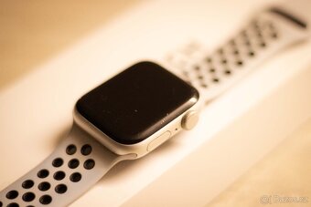Apple Watch SE 40 mm – Silver + Nike Sport řemínek - 8