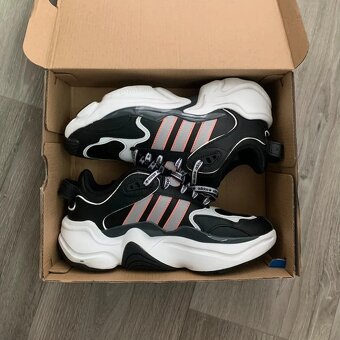 Snakery Magmur Runner z kolekce adidas Originals 37,5 - 8