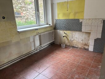 🏡 Prodej dvou rodinných domů s dvorkem a garážemi – Skočice - 8