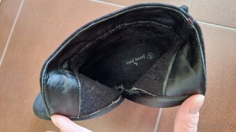 Dámské černé semišové zimní boty s třásněmi - 8