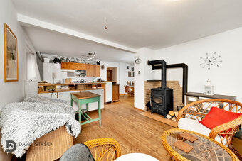 Prodej obrovského domu s různými způsoby využití hned nad Pa - 8