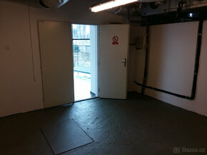 Prosklená prodejna se skladem v Kolíně - 8