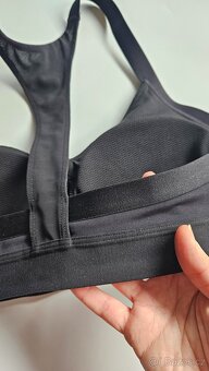 Černá sportovní podprsenka Adidas s vycpávkami - vel.M - 8