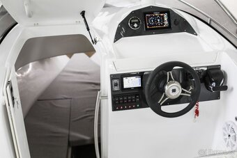 MARINELLO 650 CABIN + HONDA BF 150D LRU(stříbrná) - 8