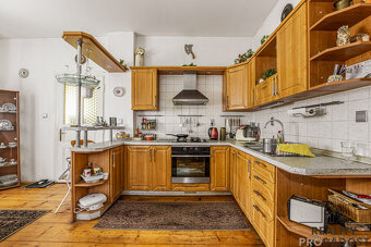 Rodinný dům 5+1 v Úvalech s garáží a nájemníkem - 8