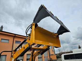 Malotraktor John Deere 3036E s čelním nakladačem - 8