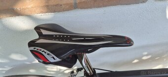 Velmi lehké silniční kolo, vše z karbonu, rám M, SRAM RED - 8