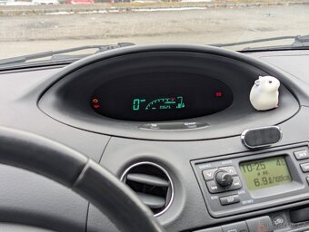 Toyota yaris 2003r. 1.3L - 8