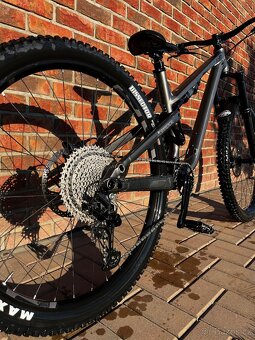 Commencal Meta TR V4 29/M. 100km skoro nové - 8
