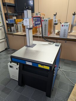 Fiber laser 20W, 30 W a 50W na popis súčiastok kovu plastu - 8