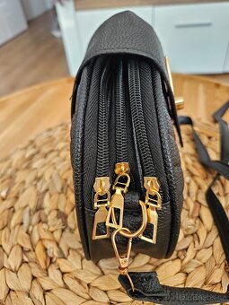 Krásná nová kabelka, tři oddělené kapsy - 8