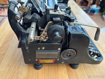 Starožitné psací stroje Continental a Olympia - 8