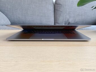Apple MacBook Pro 15" (2018) - i7 2,20GHz, 16GB, 256GB, BOX - 8