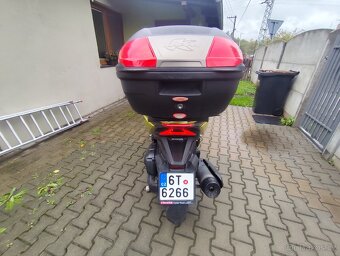 Honda Forza 125  . 11 kW - 8