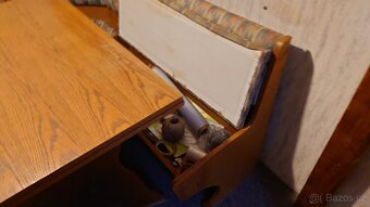 Rohová lavice, jídelní stůl a dvě židle - 8