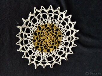 Malé ručně háčkované naškrobené bavlněné dečky - 8