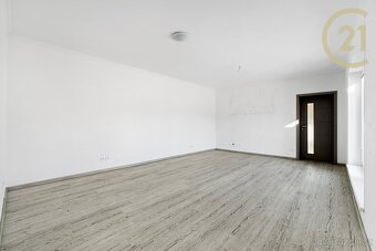 Dva domy, bazén a technologie, díky nimž se tu žije v poh... - 8