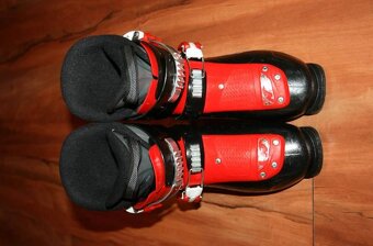 lyže head 107 cm , lyžaky - 8