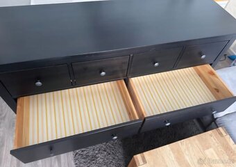HEMNES KOMODA S OCHRANNÝM SKLEM - 8