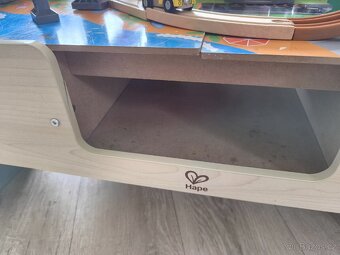 Dětský hrací stůl - vláčkodráha Hape - 8