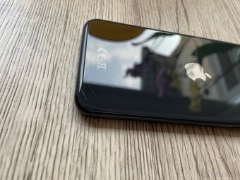 iPhone SE 2020 - 8