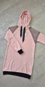 Elegantní mikinové šaty s ozdobnou síťovinou s kamínky - 8