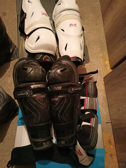 hokejová výstroj(hokejka+helmy+kalhoty+taška+chrániče) - 8
