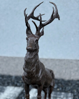 Majestátní bronzová socha jelena na skále exkluzivní dekor - 8