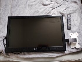 TELEVIZE LG + DRŽÁK NA ZEĎ + OVLADAČ - HEZKÝ STAV - PC 8000 - 8