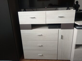 Prodej manželské postele, psacího stolu, komody a skříně - 8