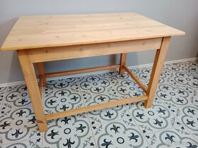 Starý smrkový stůl s trnoží po renovaci - 8