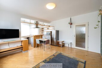 Prodej světlého 2+kk 54m2 s garážovým stáním , 2x sklepem, v - 8