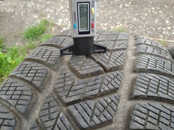 Prodám zánovní zimní pneu Pirelli 235/55/18 - 8