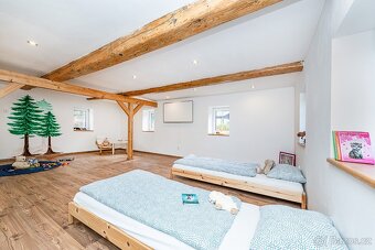 MALEBNÝ RODINNÝ DŮM V SRDCI ČESKÉHO STŘEDOHOŘÍ  ČEŘENIŠTĚ, M - 8