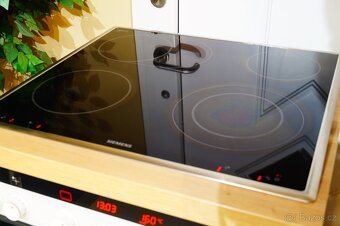 Siemens bílý sporák HE 764260, vyjížděcí dveře - 8