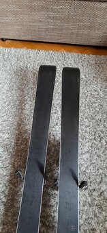 Velmi zachovalé lyže Atomic VA73 Varioscandium 162 cm - 8