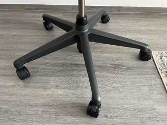 Herman Miller Aeron B - 8