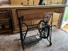 Starožitný min 80 let starý šlapací šicí stroj Minerva - 8