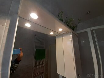 Zrcadlová stěna s umyvadlem a skříňkami - 8