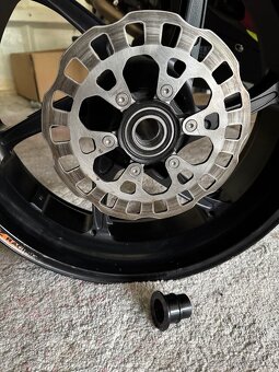 Lehké závodní kolo OZ Cattiva R - Kawasaki ZX-10RR WSBK - 8