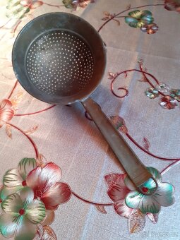 Starožitna žehlička, ruční  bruska, svícen, miska - 8