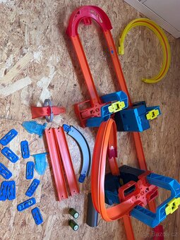 Hot Wheels track builder motorizovaný set + něco navíc - 8