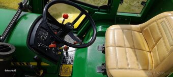 Komunalni traktor John Deere - 8