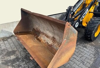 KLOUBOVÝ NAKLADAČ JCB 406 - 8