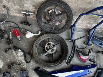 Honda cbr125r díly z motorky - 8