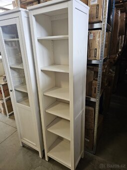 HEMNES VITRÍNA+ KNIHOVNA - 8