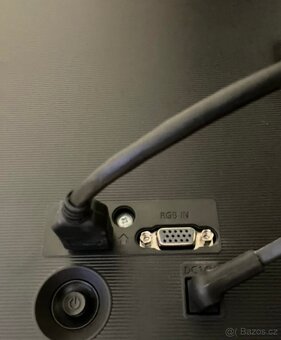 2x Samsung monitory společně s držákem - 8